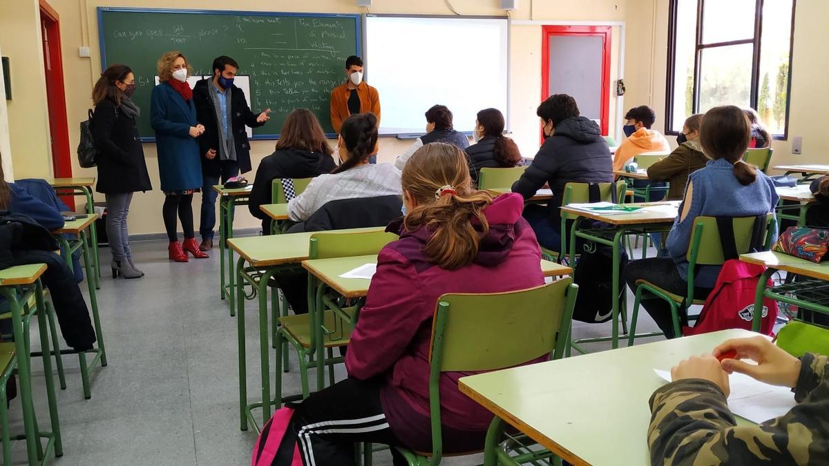 La delegada de Educación y Deporte en Córdoba, Inmaculada Troncoso, visita una clase bilingüe en el IES Ángel de Saavedra, en una imagen de archivo.