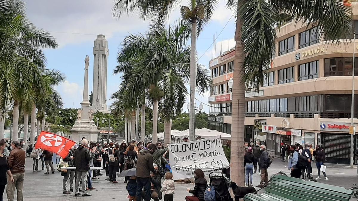 Un grupo de personas se manifiesta en solidaridad con los migrantes en Santa Cruz de Tenerife