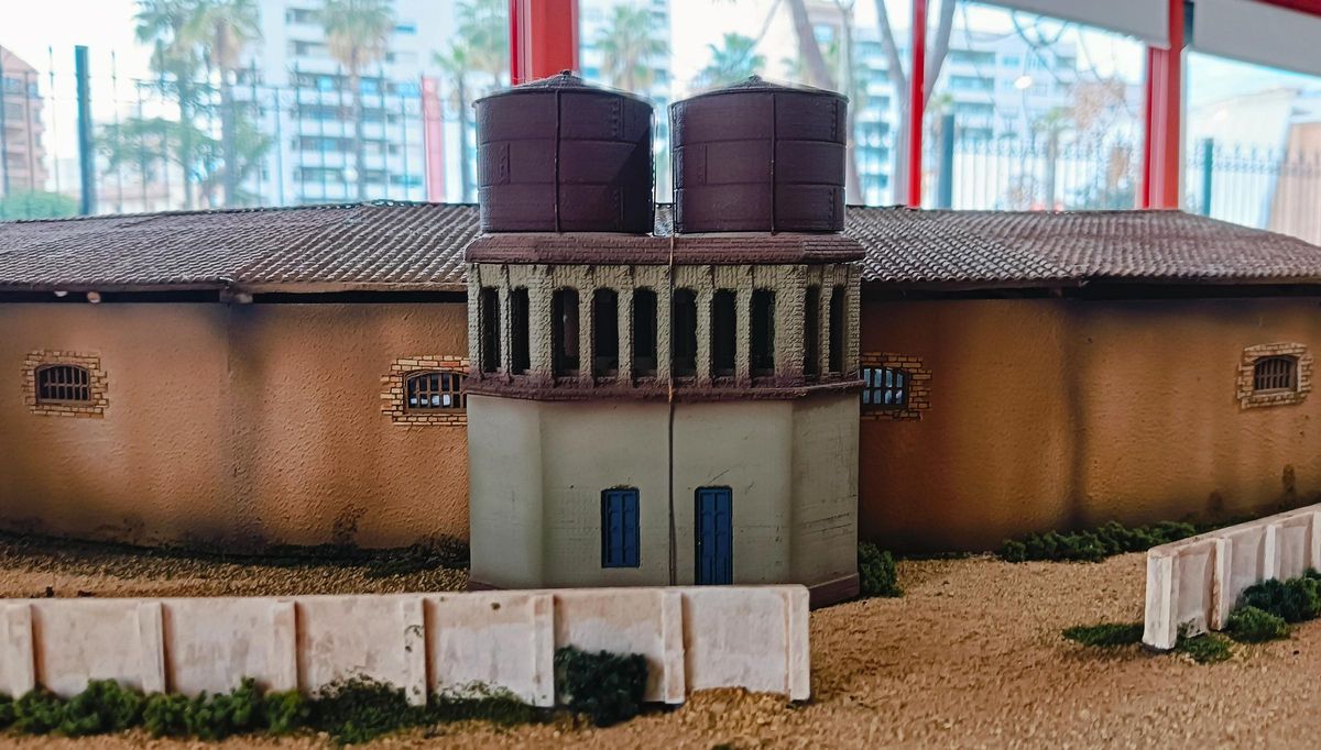 Depósitos de agua de los talleres en la maqueta.