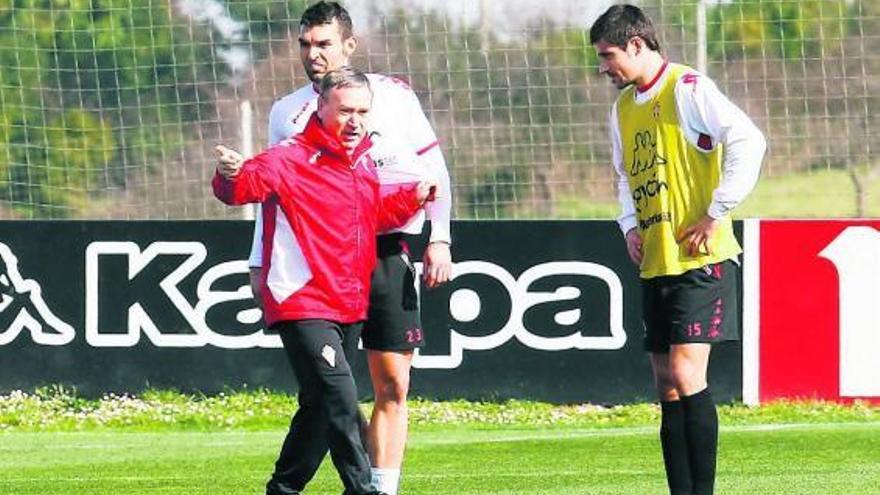 Javier Clemente agarra a Barral mientras les da instrucciones al gaditano y a Canella.