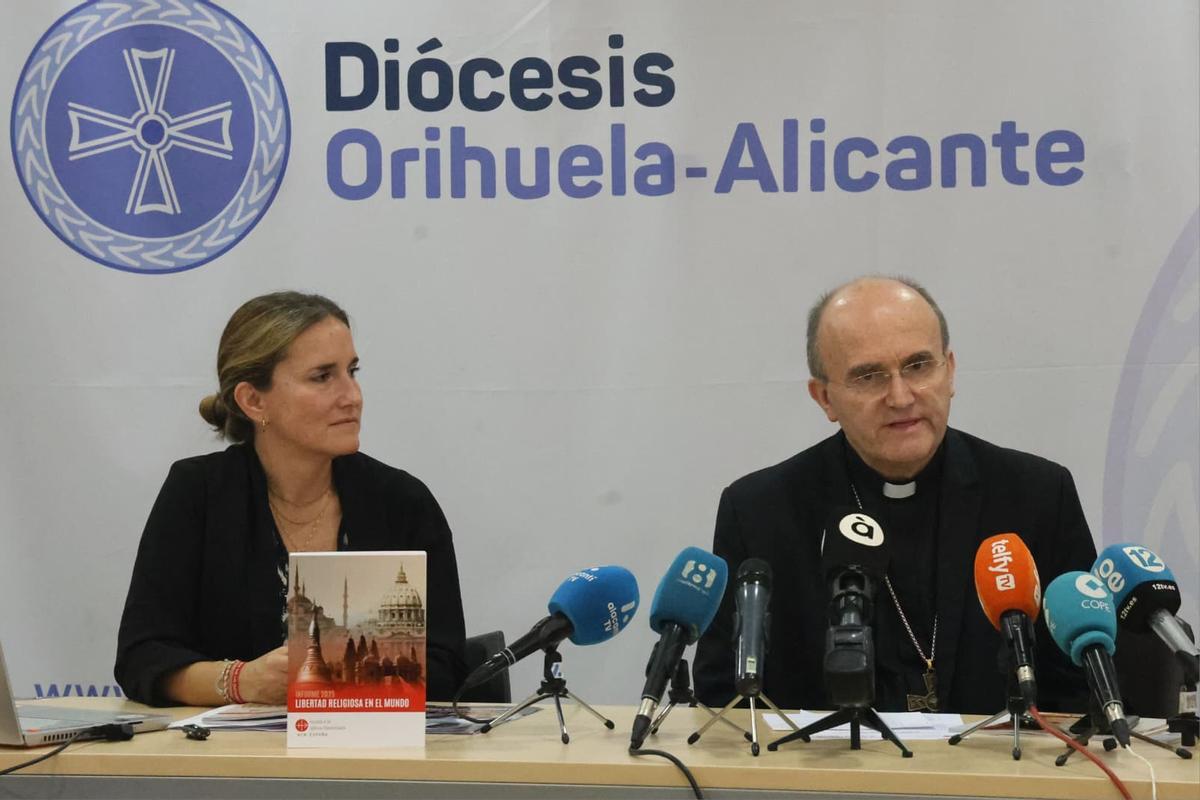 El obispo de Orihuela-Alicante, José Ignacio Munilla, en un acto en la sede alicantina del obispado.