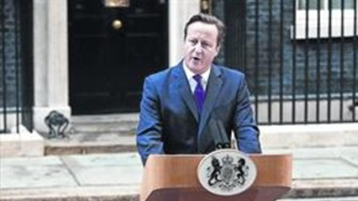 Cameron se dirige a los medios en un discurso en el 10 de Downing Street, en Londres, este viernes.