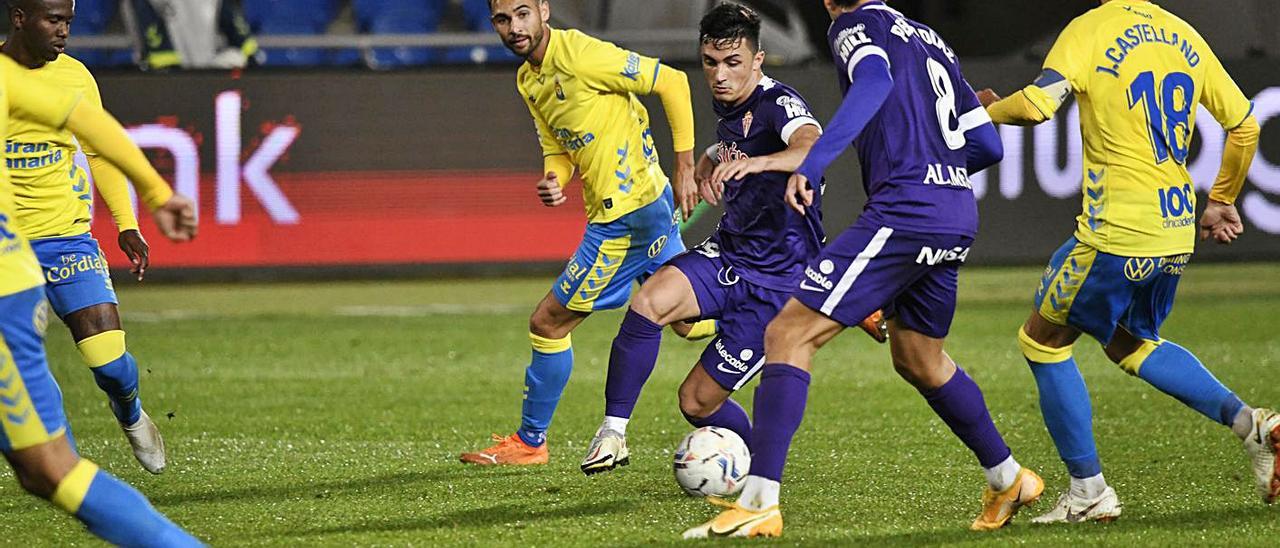 Manu García conduce el balón ante Pedro Díaz y Javi Castellano. | LOF