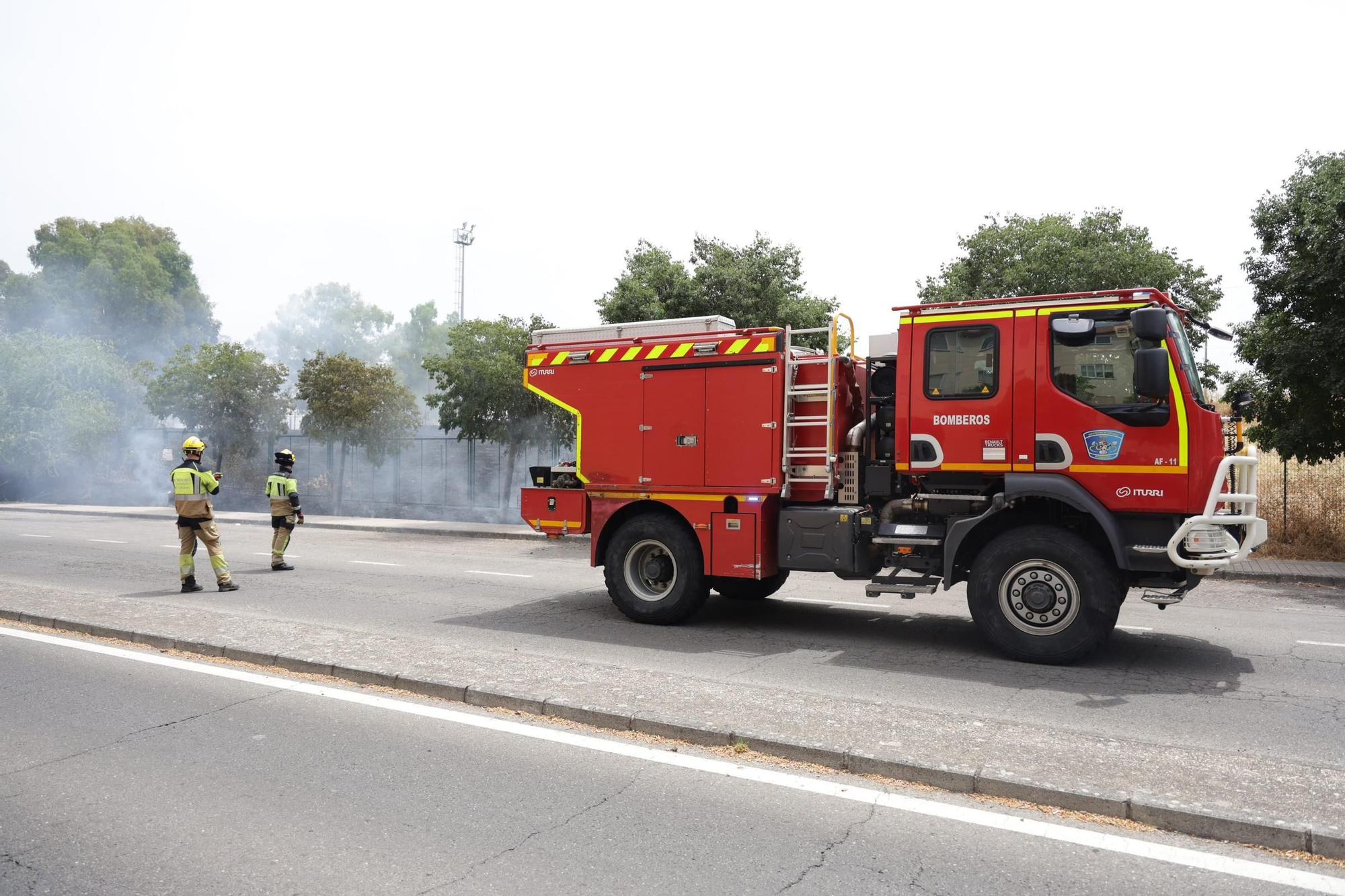 Incendio de pastos en unas pistas de fútbol de La Mejostilla