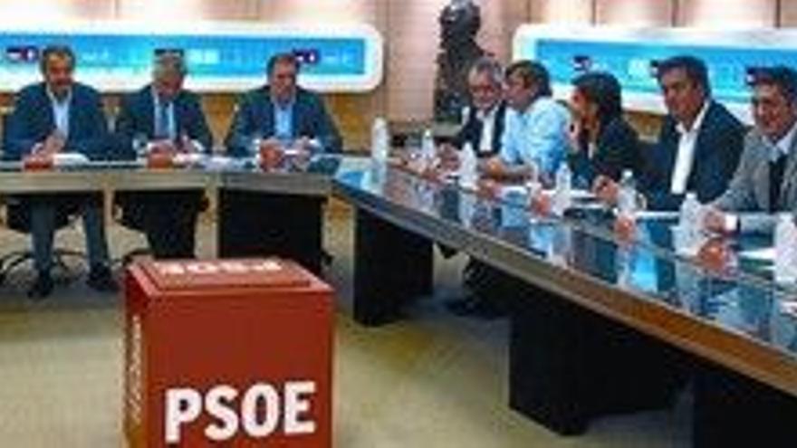 Zapatero aplaca al PSOE con un &#039;&#039;dedazo&#039;&#039; en favor de Rubalcaba