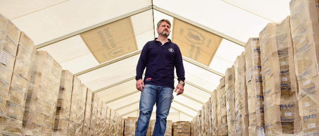 Pablo Yuste, director de la sede del PMA en el Puerto de La Luz, ayer entre las cajas con material sanitario.