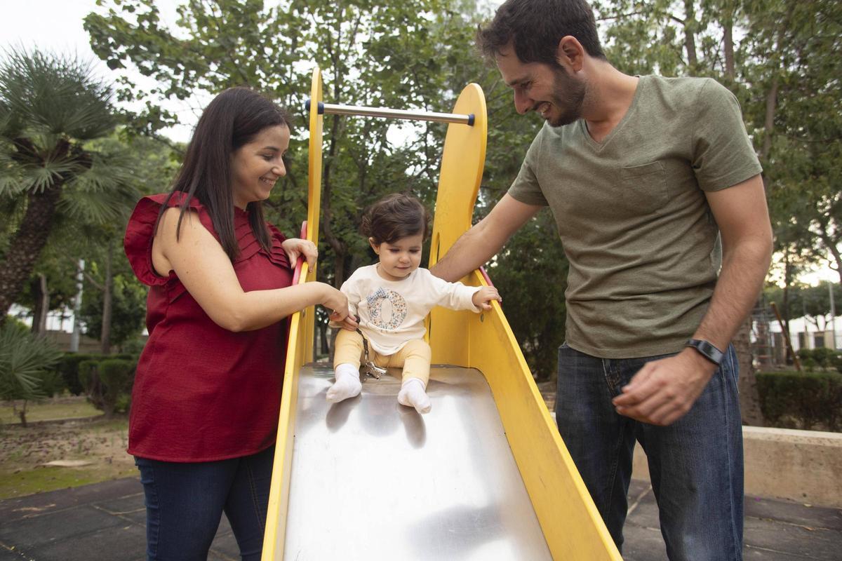 La pequeña Ona junto a sus padres en l'Alcúdia.