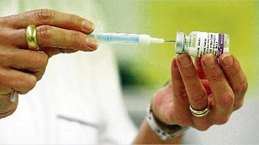 Una infermera preparant una vacuna de la grip A al CAP Santa Clara de Girona.