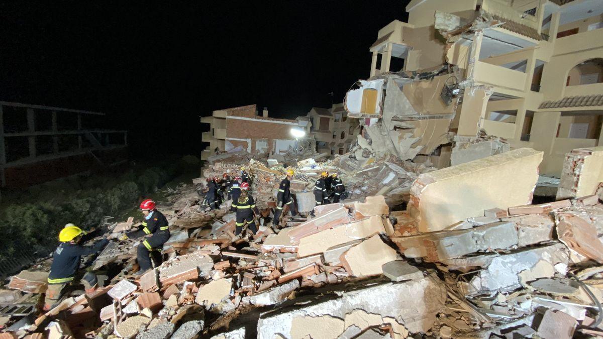 Rescatan con vida a una de las personas atrapadas en el derrumbe de un edificio en Peñíscola