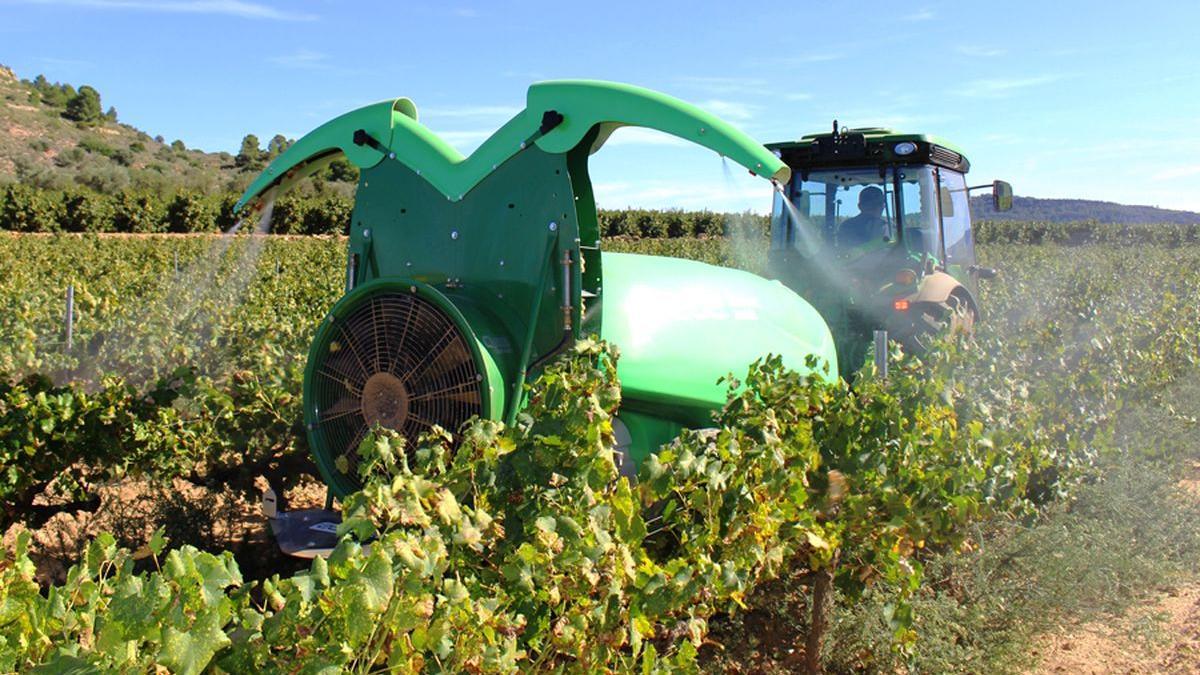 Un agricultor utiliza un atomizador para pulverizar fitosanitarios.