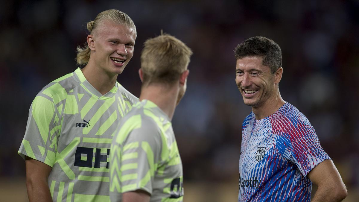 Barcelona 24.08.2022. Deportes. Haaland y Lewandowski junto a De Bruyne antes del partido benéfico en favor de la enfermedad de la ELA entre el FC Barcelona y el Manchester City en el Camp Nou. Fotografía de Jordi Cotrina