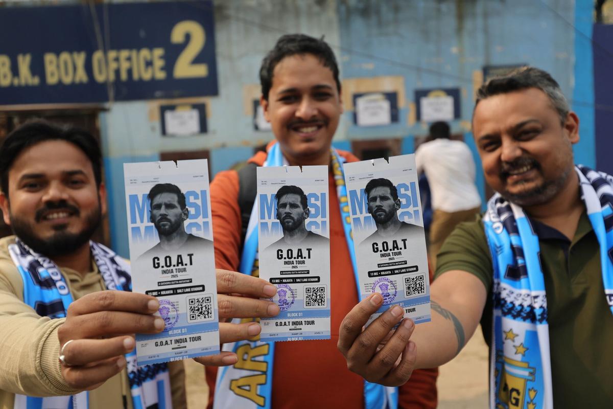 Varios aficionados muestran sus entradas para la el evento en Calcuta (India) de la gira india del futbolista argentinao Lione Messi este viernes. Lionel Messi, junto a Luis Suárez y Rodrigo de Paul participan en esta gira que cuenta con eventos el 13 de diciembre en Calcuta e Hyderabad, Bombay el 14 y Nueva Delhi el 15 de diciembre. EFE/ Piyal Adhikary. (actualiza con fotos del día y vídeo)