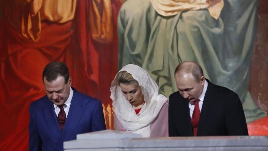 Putin asiste a la Misa de Pascua de la Iglesia Ortodoxa