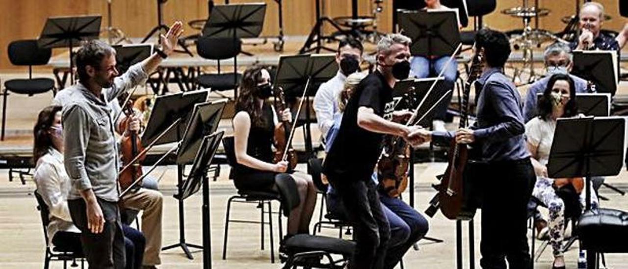 El director Josep Vicent, a la izquierda, saluda a la orquesta en el ensayo del concierto de ayer. | J. Rus