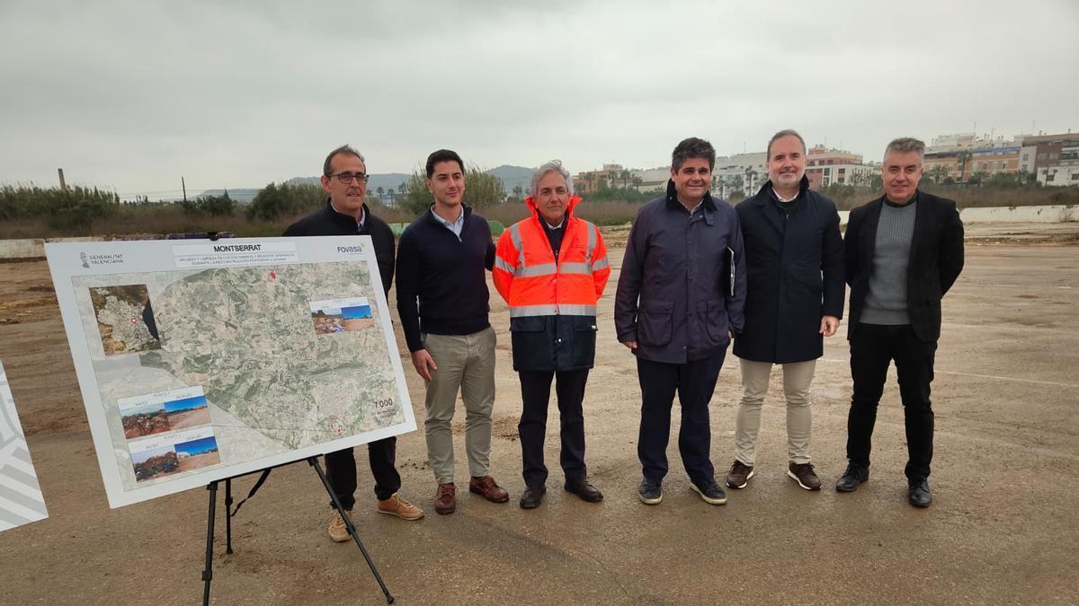 Raúl Mérida, con el alcalde de Montserrat, en su visita al punto de acopio ya clausurado.