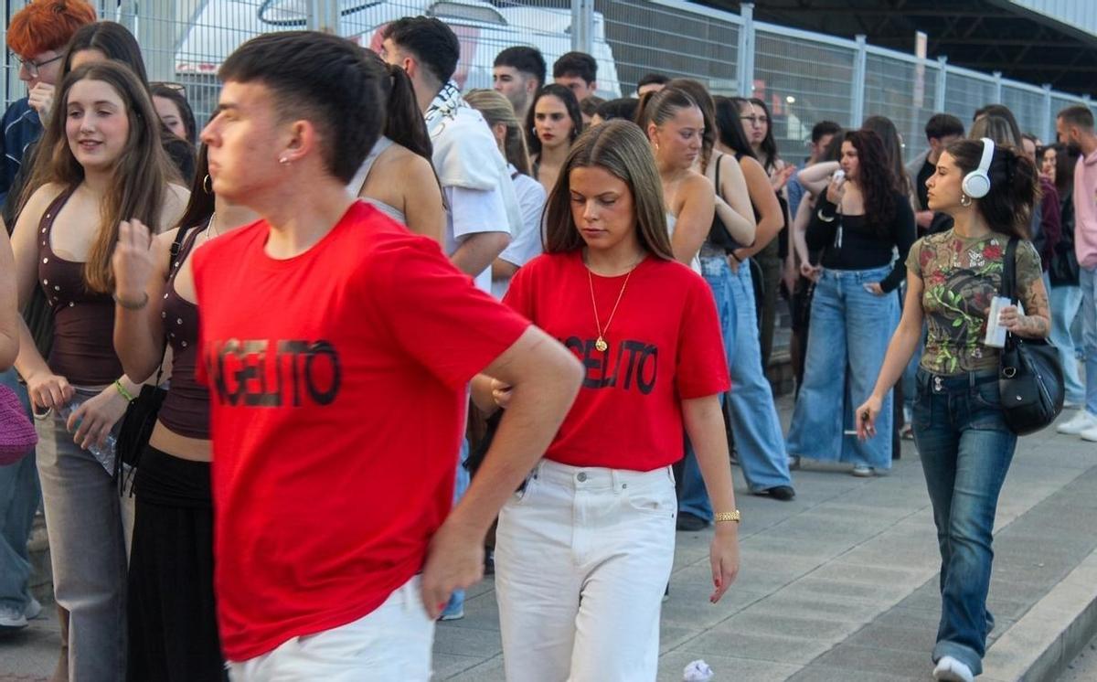 Jóvenes con camisetas del videoclip de 'Angelito', de Bad Gyal, a la espera para entrar a su concierto.
