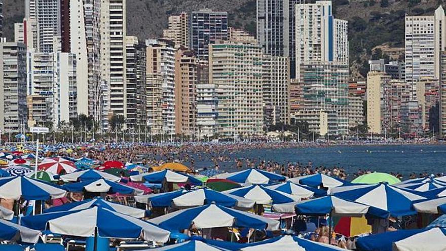 Las playas de Benidorm se llenaron este verano de turistas.