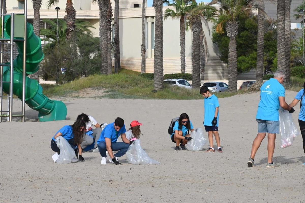 Recogida de ‘basuraleza’ en las playas del Grau de Castelló