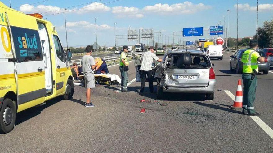 Un motorista herido grave al colisionar con un turismo parado por avería