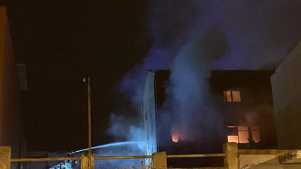 Incendio en una nave ocupada en la Calle Tortosa de Badalona