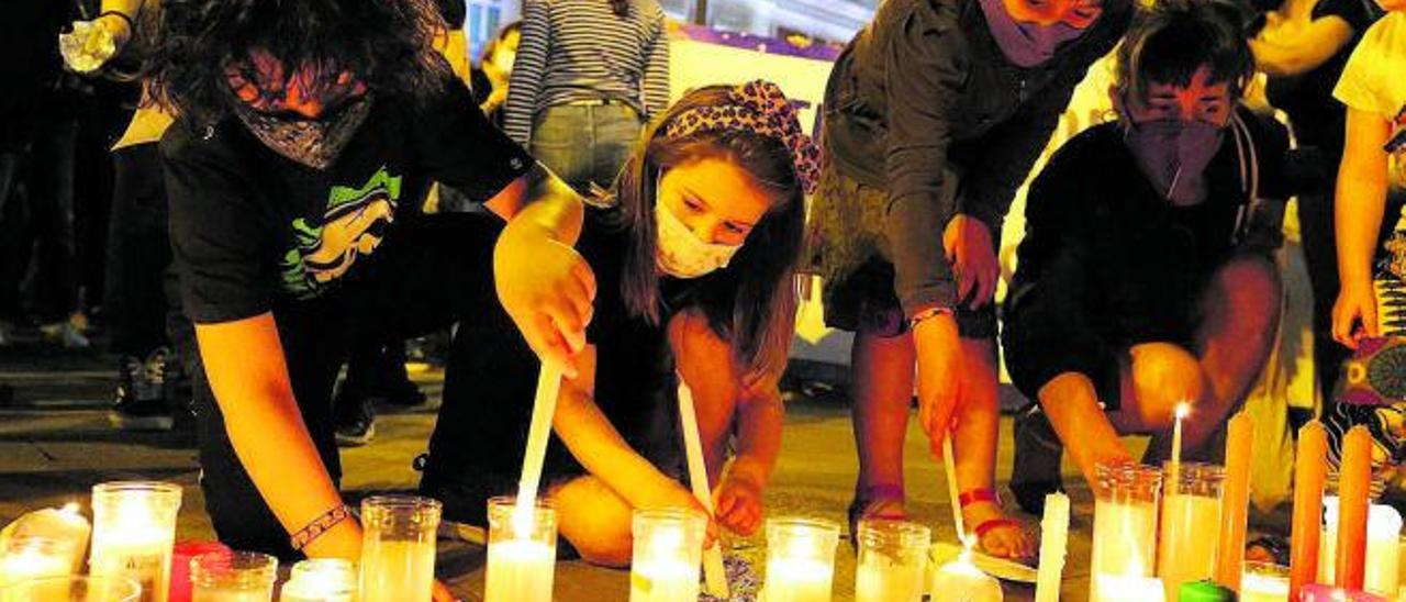 Varias personas participan en una concentración convocada tras hallarse el cadáver de Olivia.