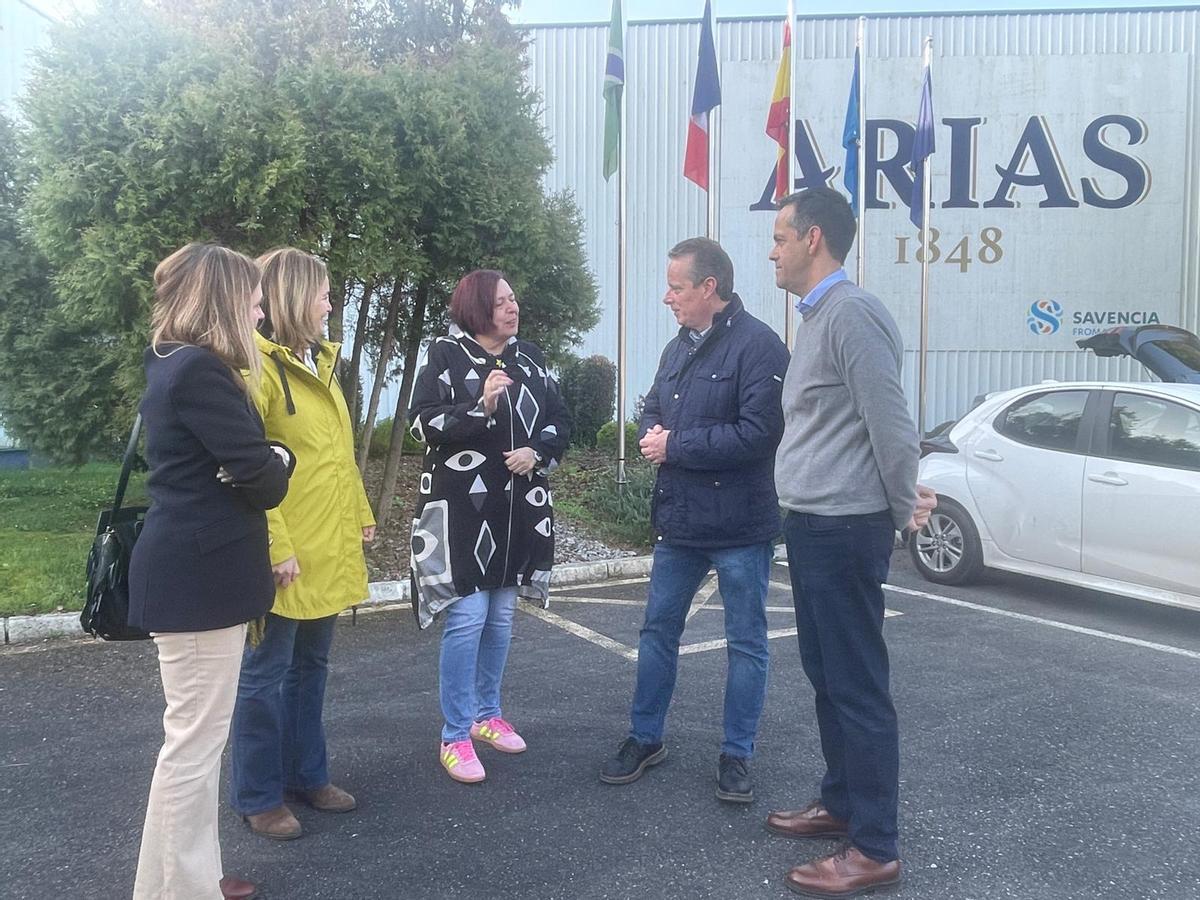 Begoña Gacía, en el centro de la imagen, al llegar a Mantequerías Arias.