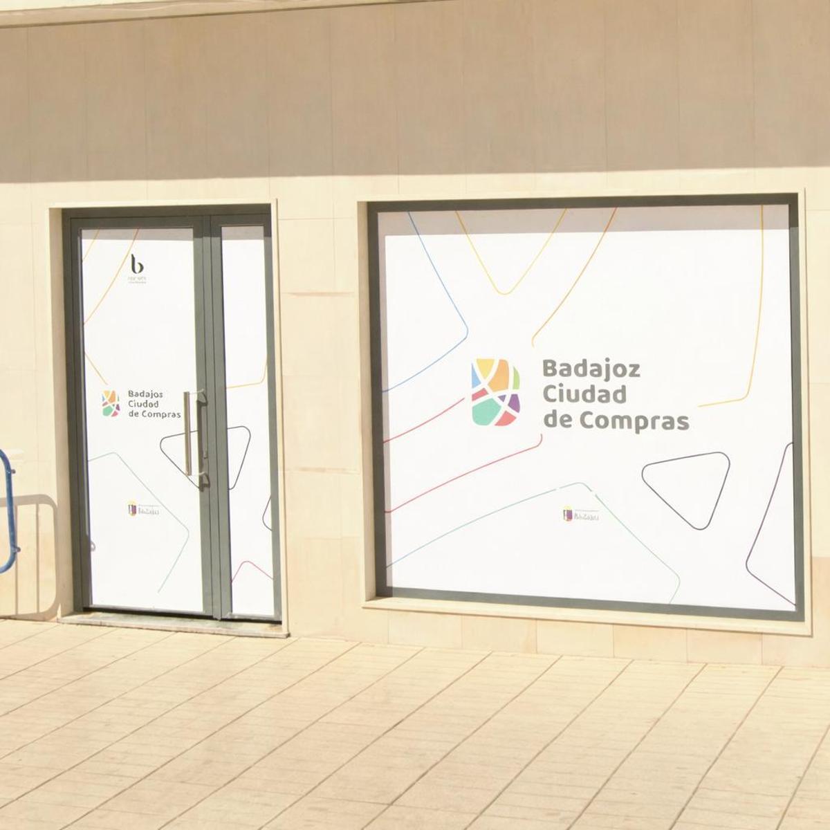 Vinilo en un escaparate de la plaza Santo Domingo de Badajoz, colocado en 2025.