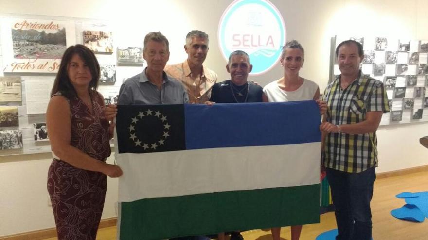 Entrega de la bandera de la provincia de Río Negro al CODIS, en Ribadesella.