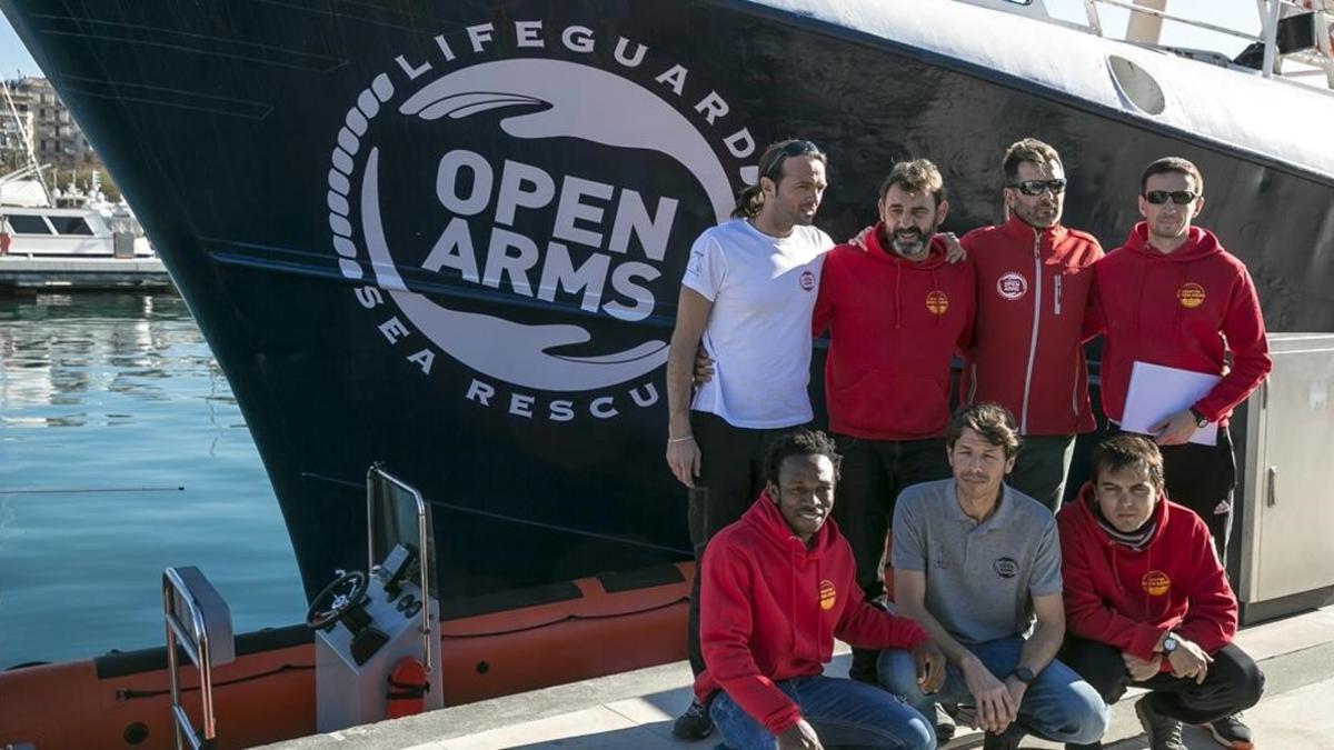 Los miembros de la oenege catalana Proactiva Open Arms delante del 'Golfo Azzurro', el barco que relevó al antiguo 'Astral'.