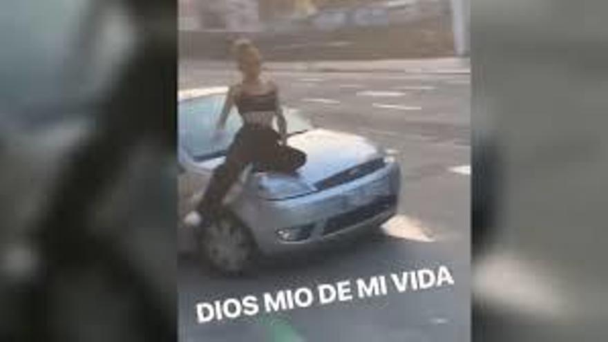 500 euros de multa por pasear a una joven en el capó de un coche
