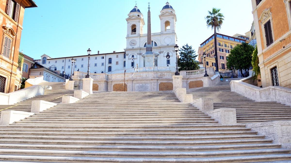 Multa por sentarse en las escaleras de Plaza España en Roma