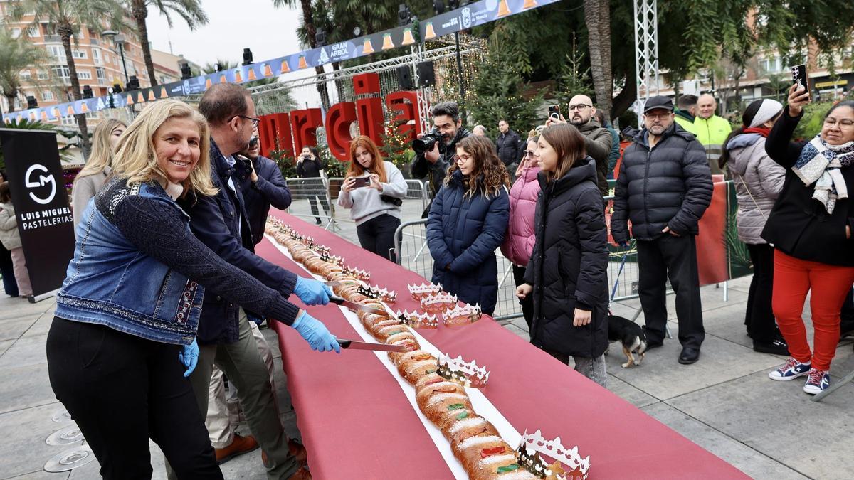 Los ediles José Guillén y Mercedes Bernabé repartiendo roscón en la plaza Circular.