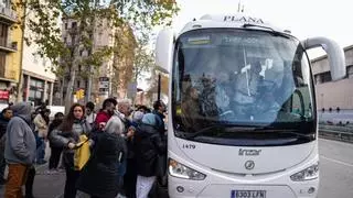 Colas de más de 50 minutos para salir en bus de Barcelona y sortear la suspensión de toda Rodalies tras el accidente en Gelida