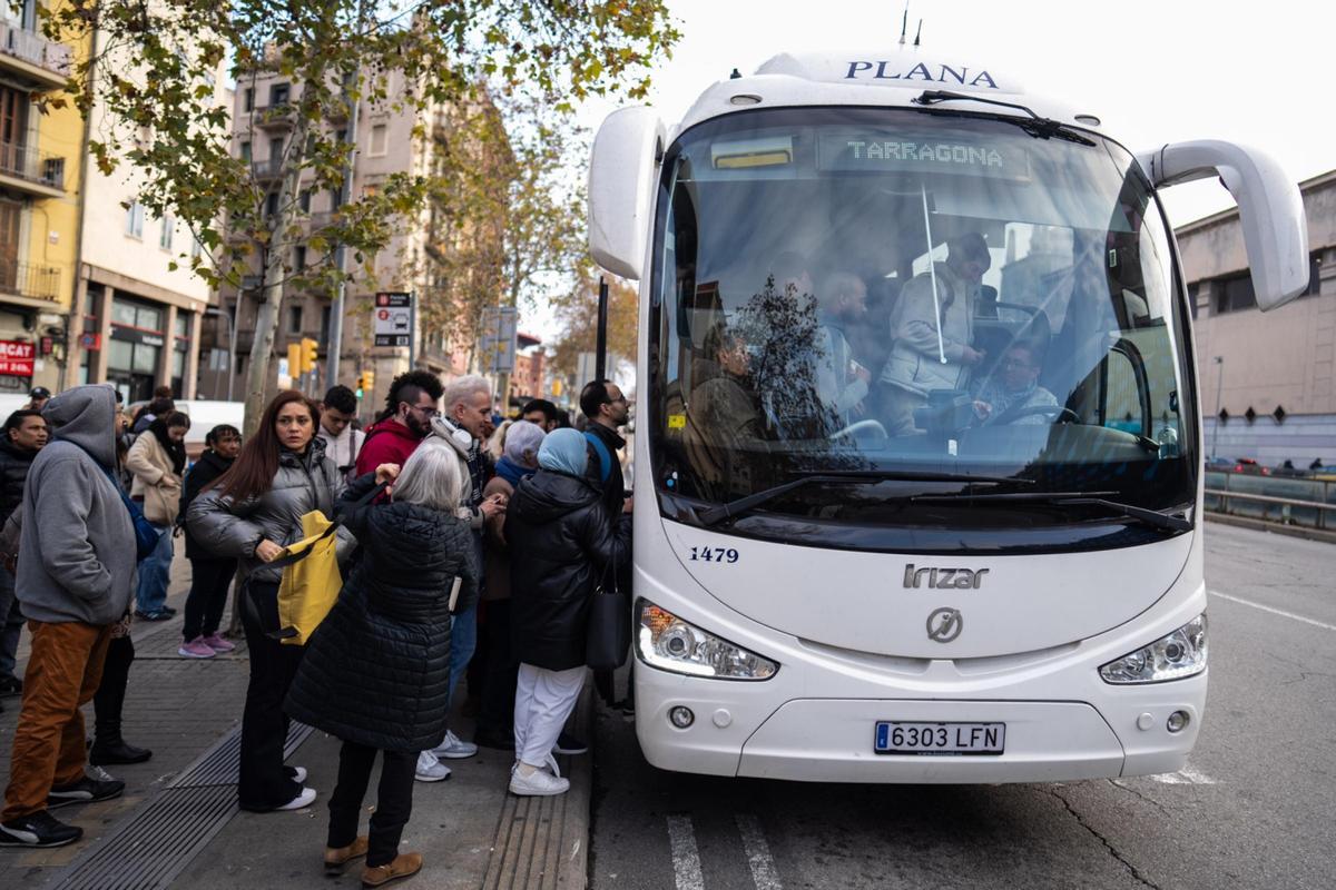 Llargues cues a les estacions d’autobús davant la suspensió del servei de trens
