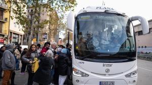 Usuarios hacen cola en la plaza de Espanya para tomar autobuses en dirección a Tarragona
