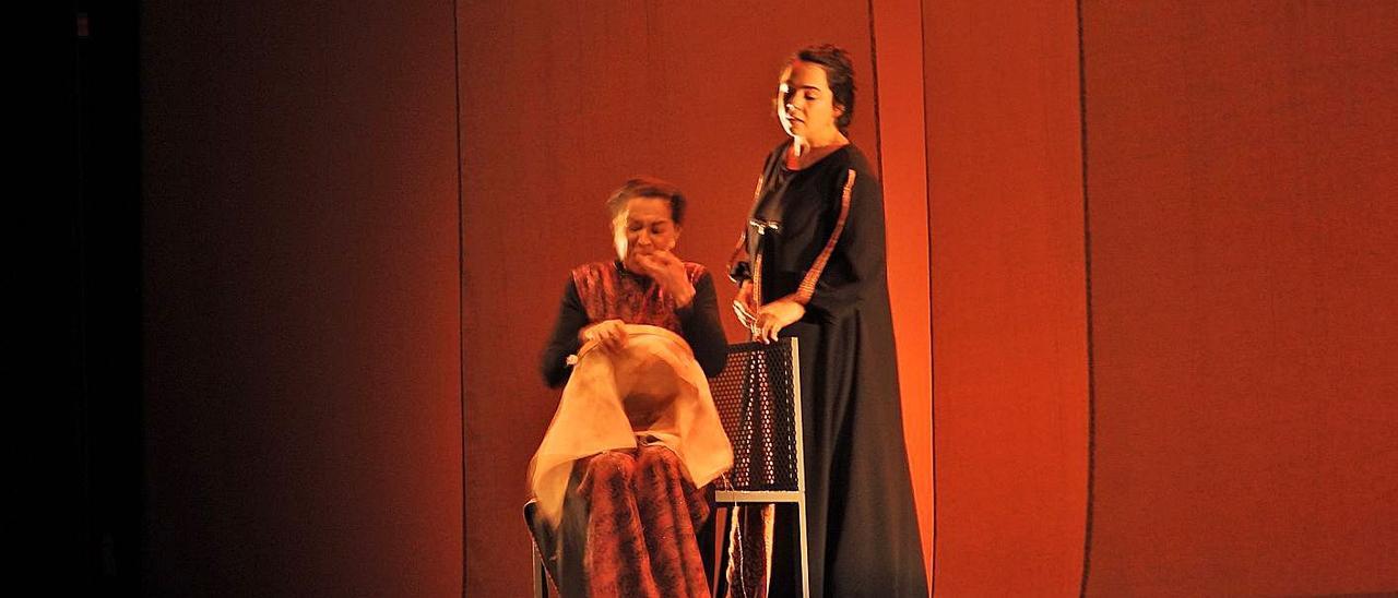 Una de las escenas de la representación de Sarabela Teatro en el Auditorio. |   // FERNANDO CASANOVA