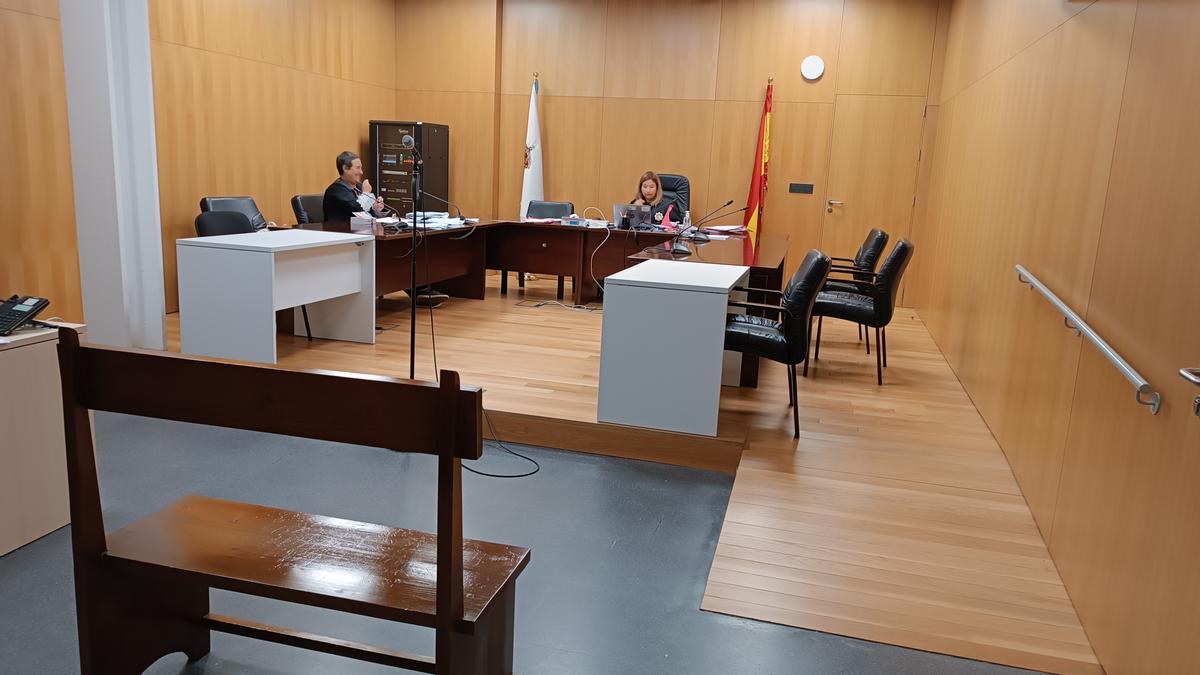 La fiscal y la magistrada, antes del juicio en el Penal 2 de Ourense.