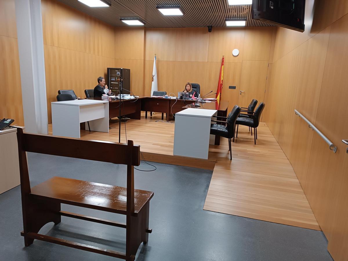 La fiscal y la magistrada, antes del juicio en el Penal 2 de Ourense.