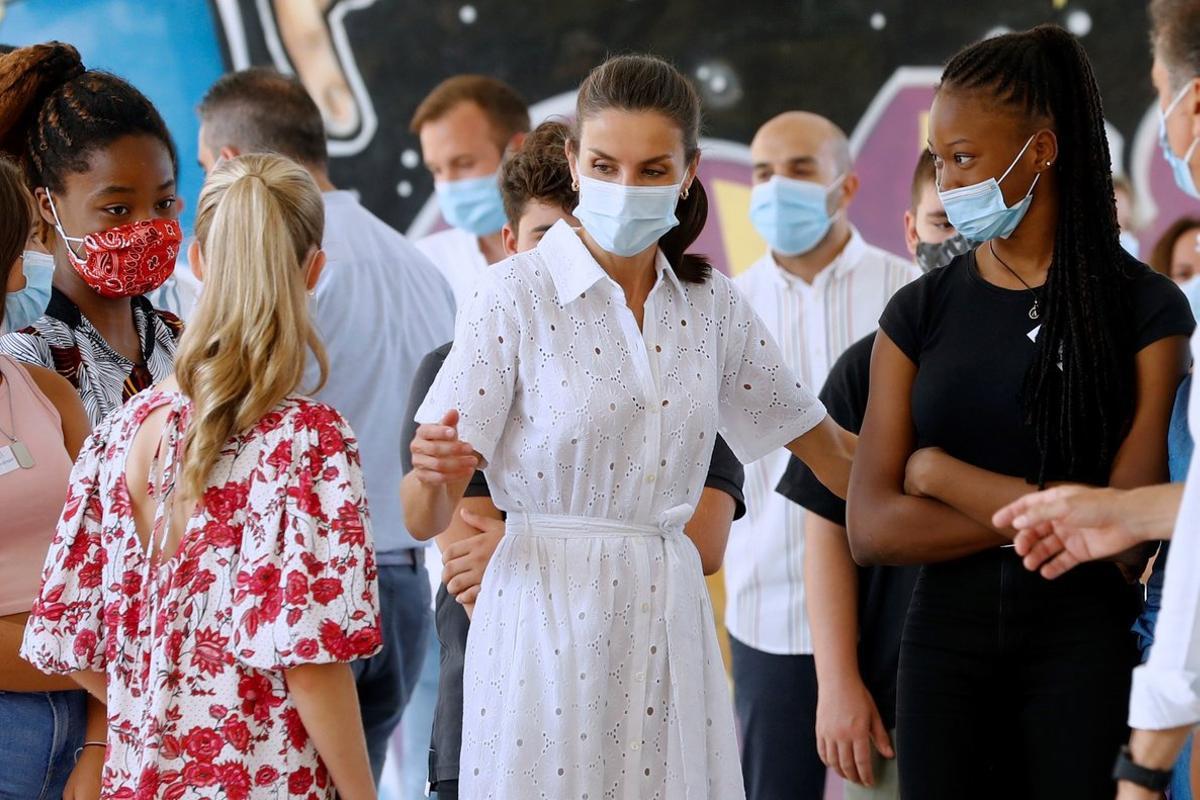 -FOTODELDÍA- PALMA, 11/08/2020.- La reina Letizia y la princesa Leonor , visitan este martes en Palma, junto al rey Felipe y la infanta Sofía, el proyecto socio-educativo Naüm para jóvenes en riesgo de exclusión social, un acto oficial que se convierte en el primero de estas características en el que participa la princesa Leonor. EFE/Ballesteros