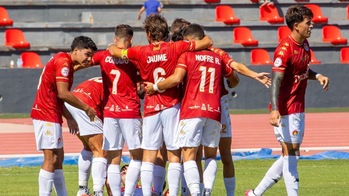 Los jugadores del equipo rojiblanco se abrazan en el gol frente al Manacor.