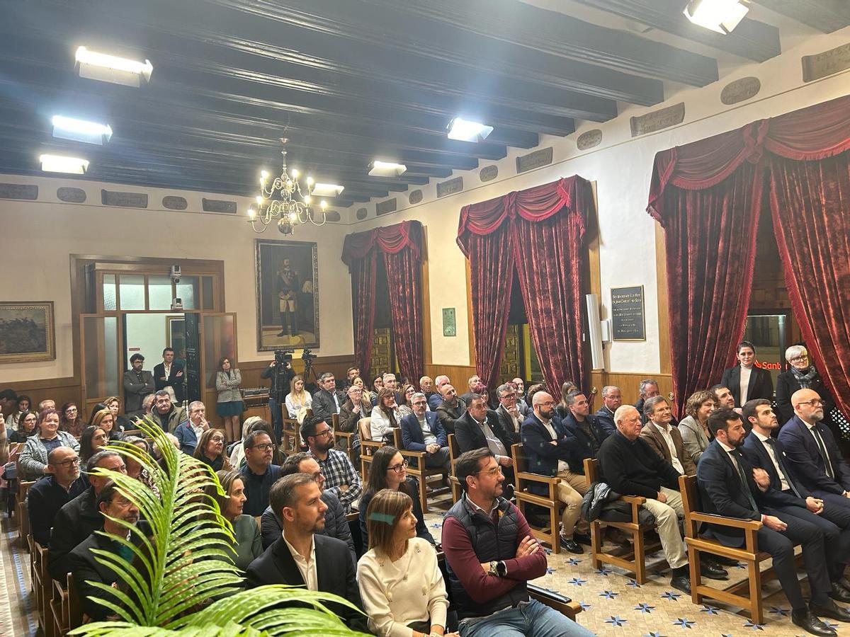 Aspecto que presentaba el salón de plenos durante la presentación de la Trencà del Guió 2024