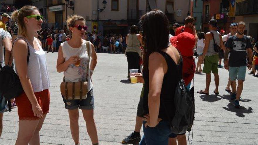 Unes noies refrescant-se amb cervesa a la plaça de Patum al migdia, ahir