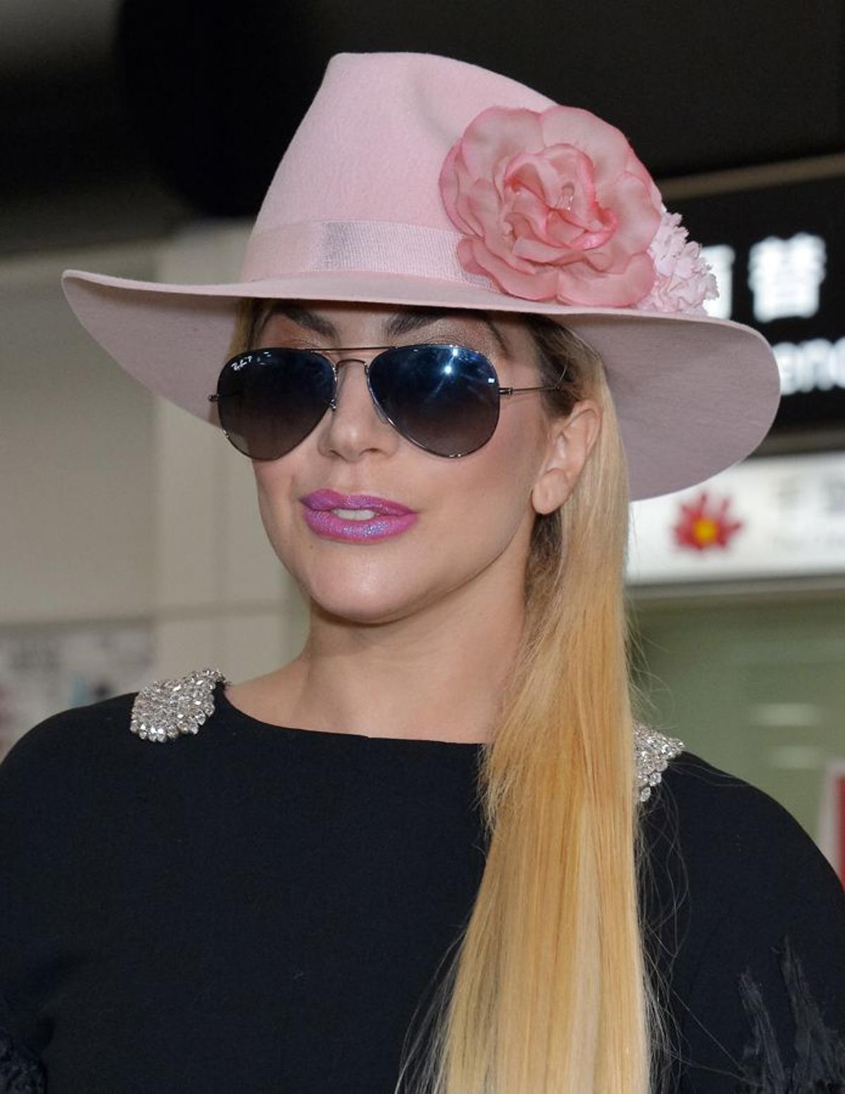 Lady Gaga con el sombrero 'Joanne' de Gladys Tamez