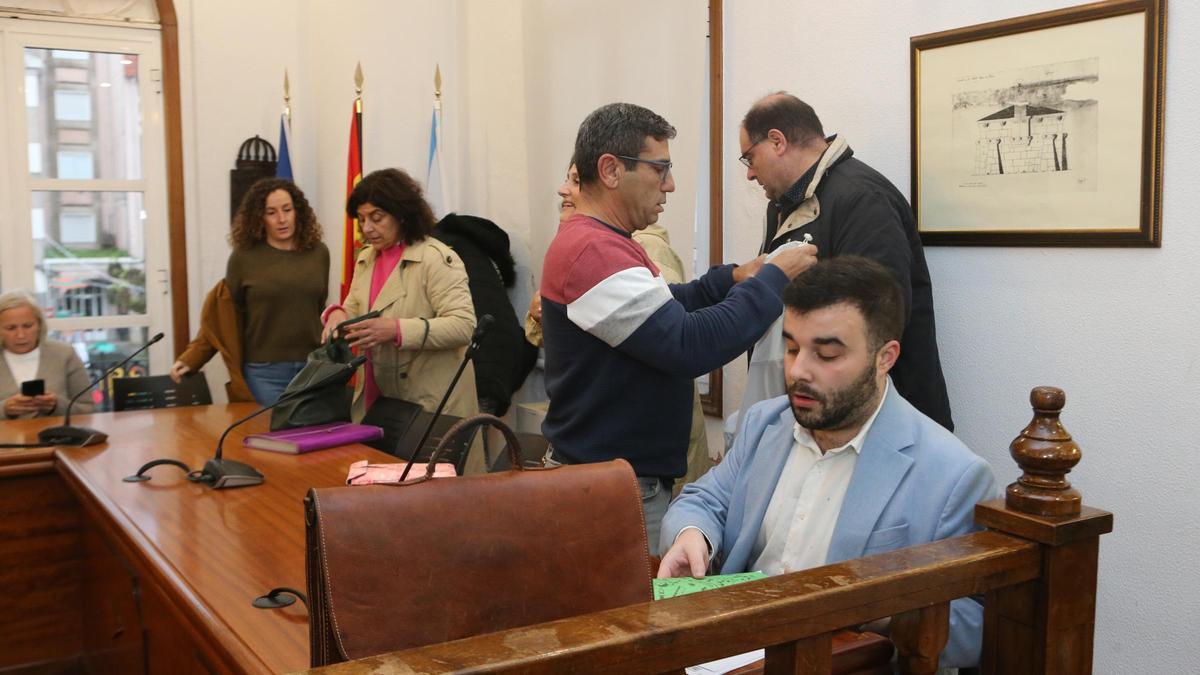 Los concejales del PP se sientan al lado de su excompañero Daniel Chapela, en el pleno de ayer, sin que hubiese apenas contacto.