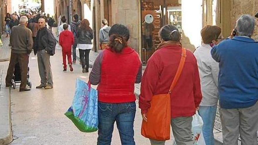 Un dels carrers comercials del nucli antic de Solsona