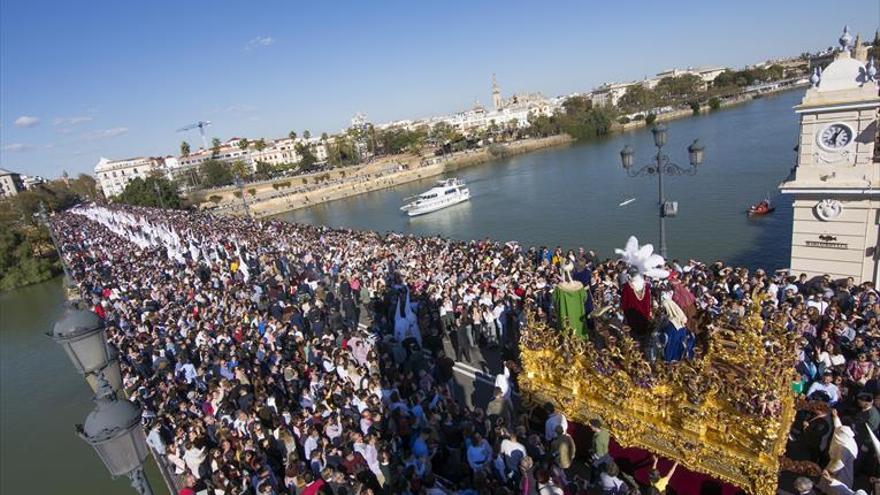 La cofradía de San Pablo abre la jornada en Sevilla con un sol radiante