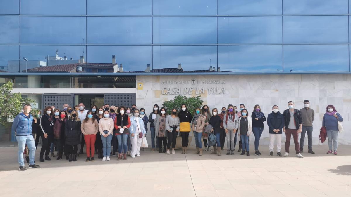 Concentración en el ayuntamiento de Almenara.