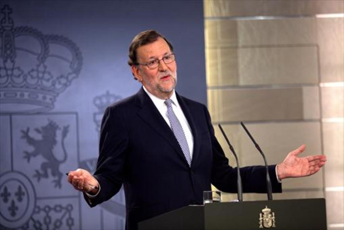 El presidente Mariano Rajoy comparece ante la prensa tras reunirse con el Rey.
