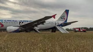 Un avión ruso con más de 160 personas a bordo realiza un aterrizaje de emergencia en un campo en Siberia