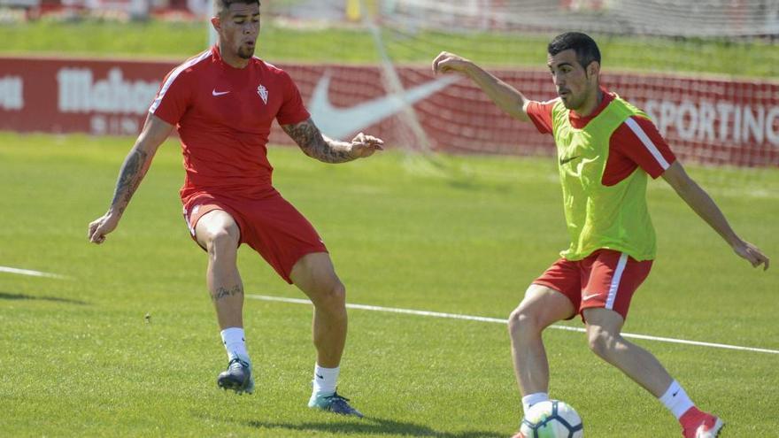 Castro golpea el balón ante la presencia de Quintero.